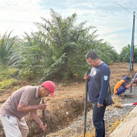 Sambut HUT RI ke-81, Warga Desa Tanah Abang Laksanakan Padat Karya Tunai Desa (PKTD) Percantik Lingk
